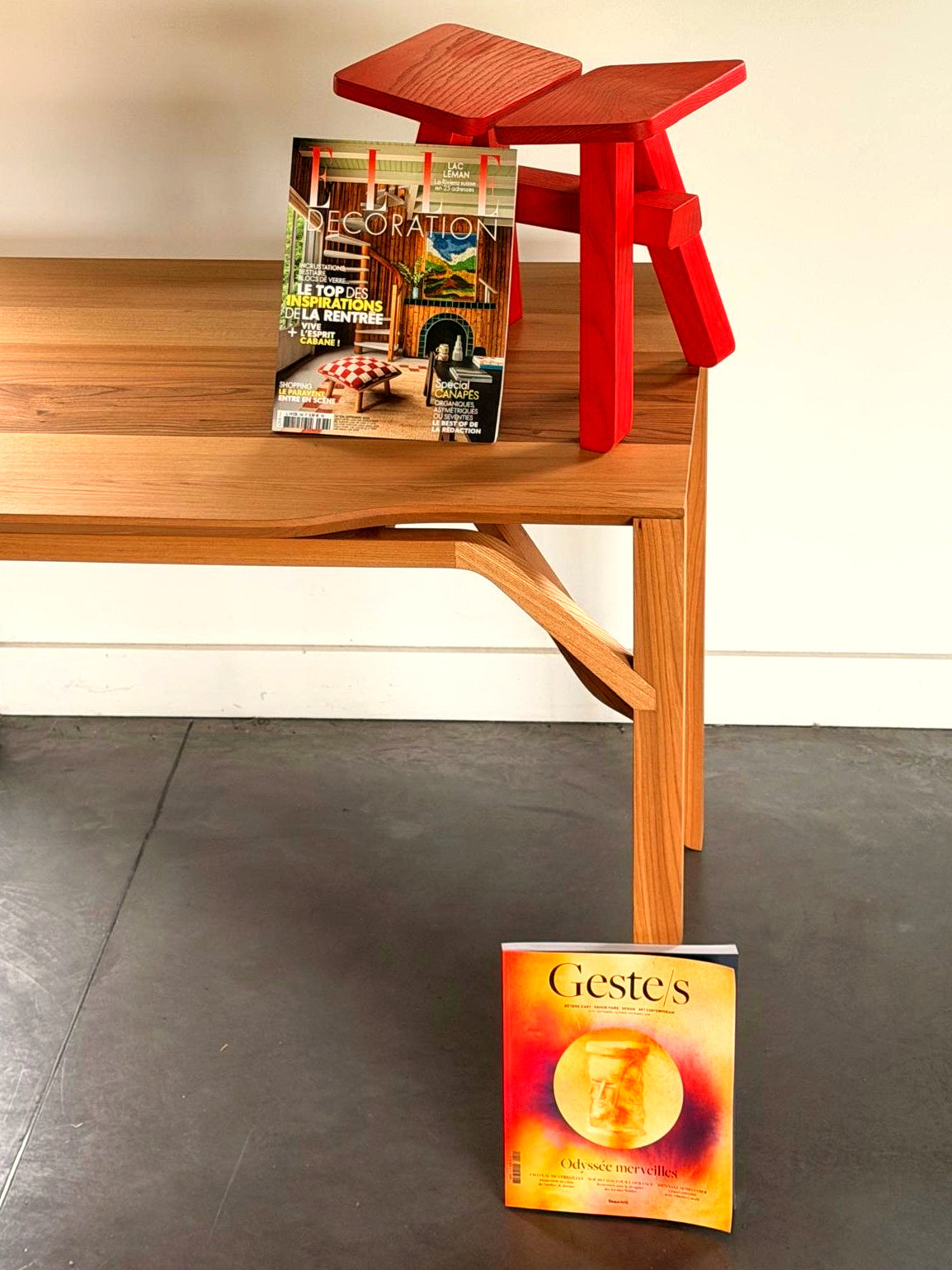 Elle Décoration et Geste/s posées près du tabouret Zhuangzi et de la table Héraclite