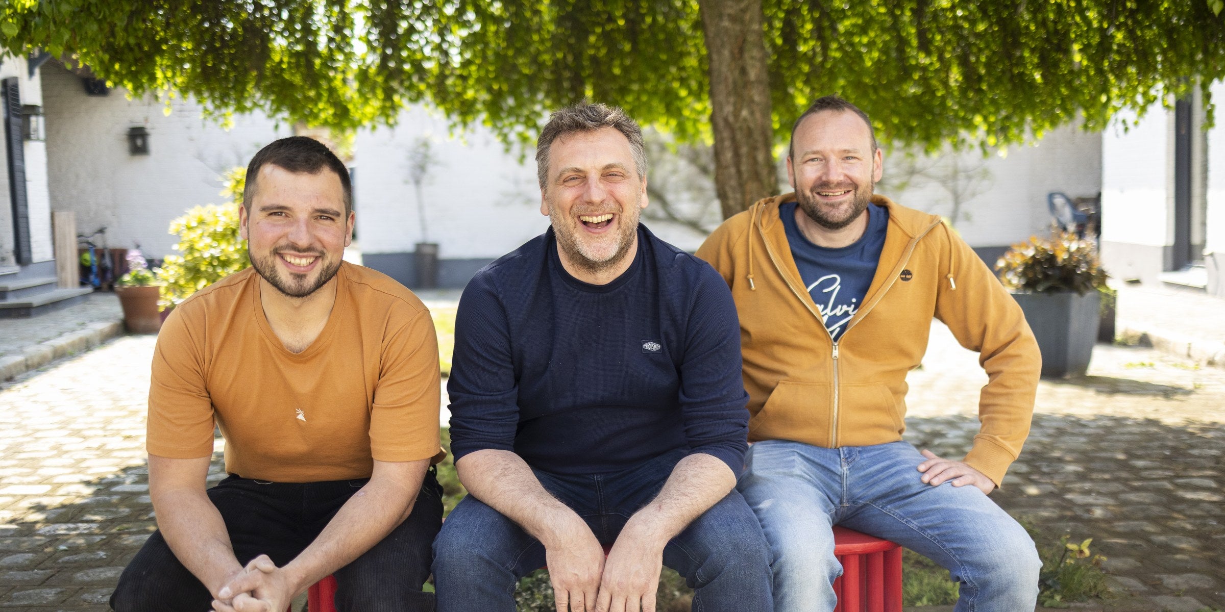 Tristan et les artisans sous l'arbre, cour de l'atelier