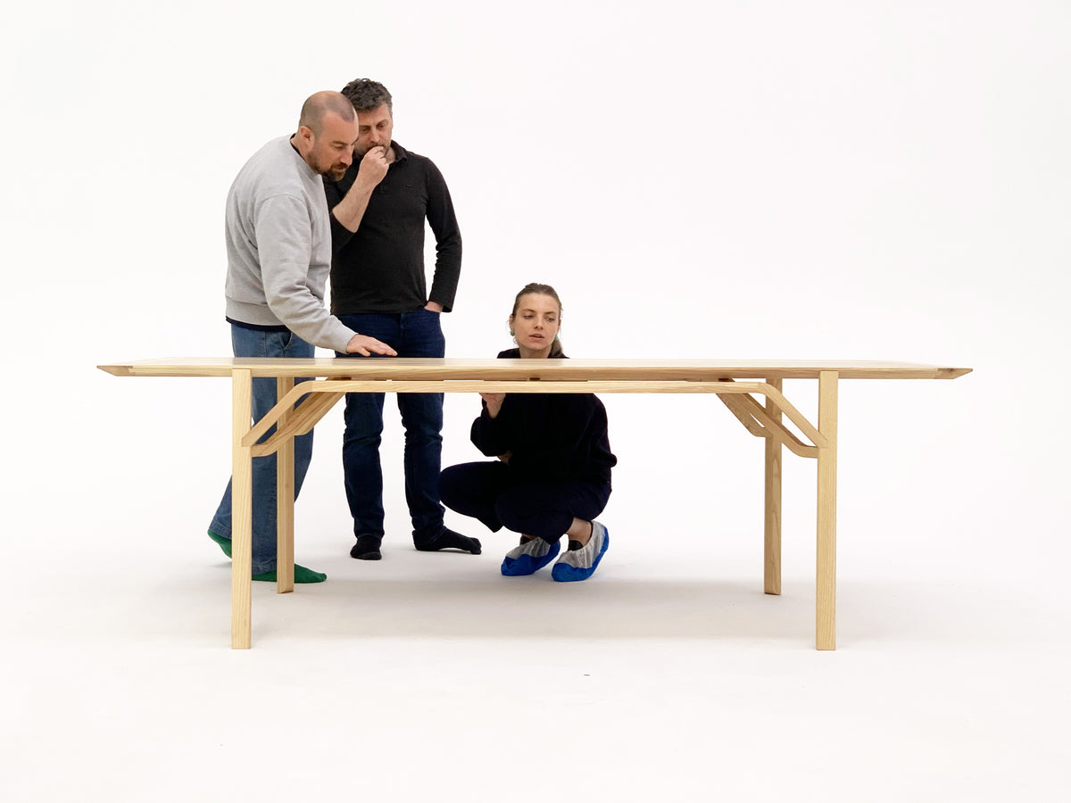 Avant les meubles, des gens : Tristan et les artisans autour de la table