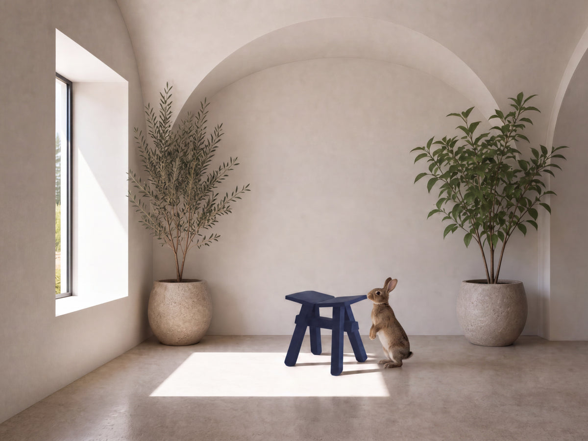 Zhuangzi, tabouret bas, Frêne Bleu basalte, en situation dans un espace voûté