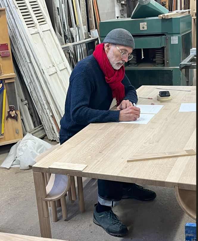 Huub Ubbens dessinant sur la table Séléné, atelier